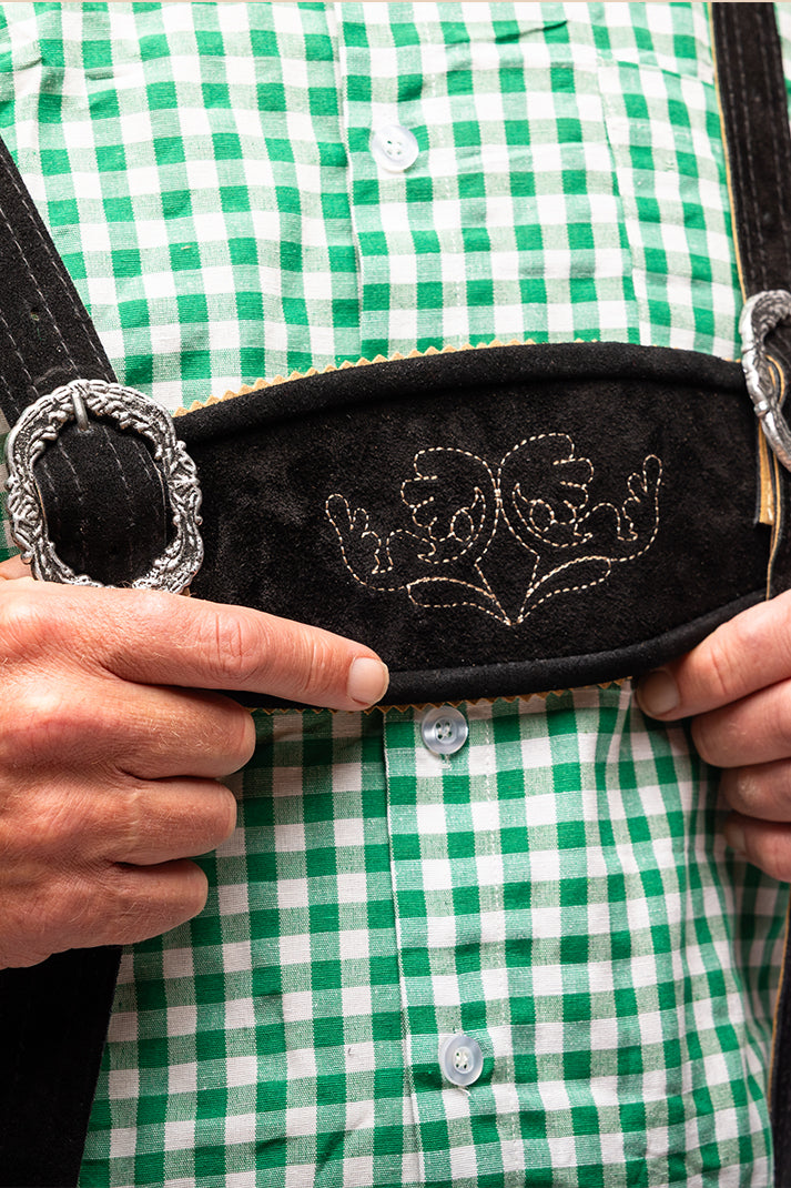 Lederhosen Michiel, zijaanzicht met zak