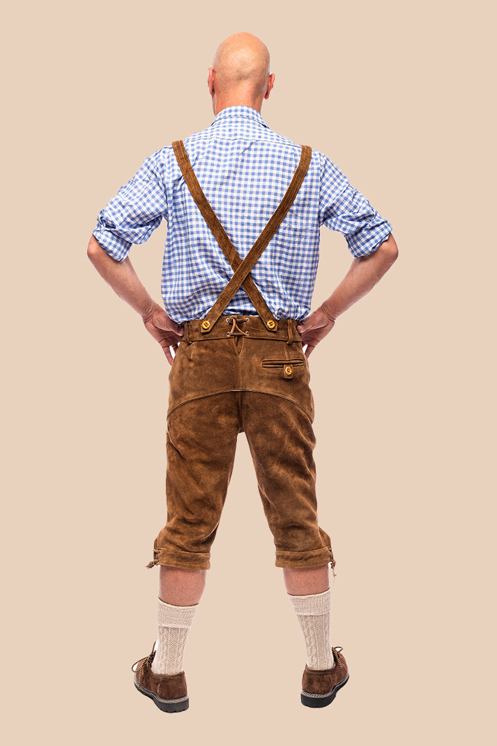Lederhosen Michiel, gedragen met overhemd