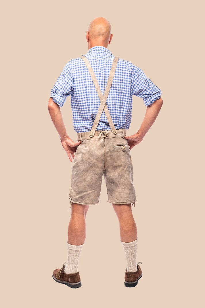 Lederhosen Luuk van wildleer, detail van de verstelbare gesp