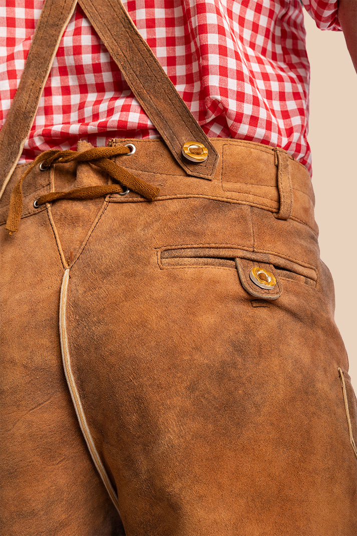 Lederhosen Arnaud, detail van de knoopsluiting