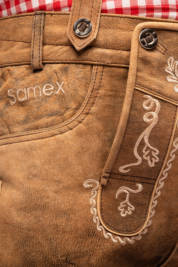 Lederhosen Luuk van wildleer, detail van de knoopsluiting