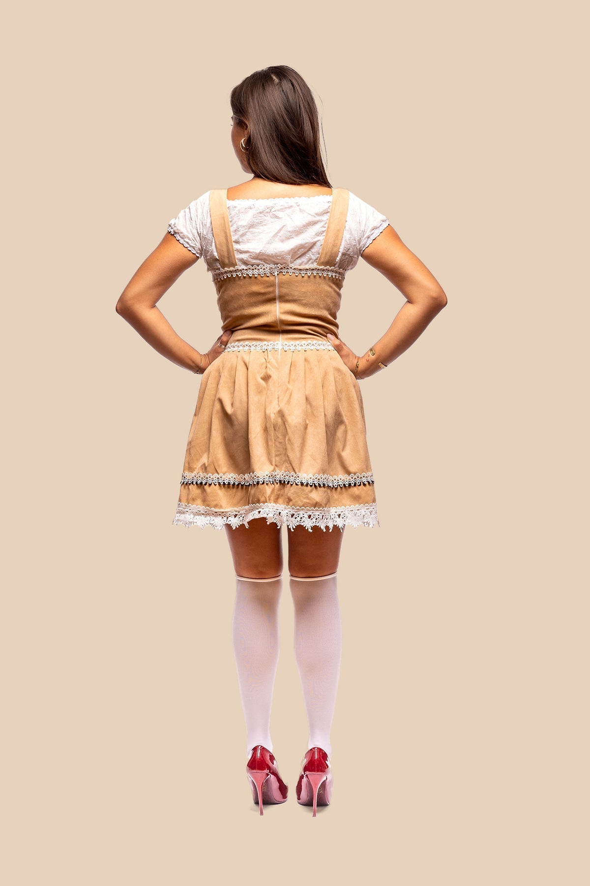 Beige dirndl Julia, detail van de sluiting