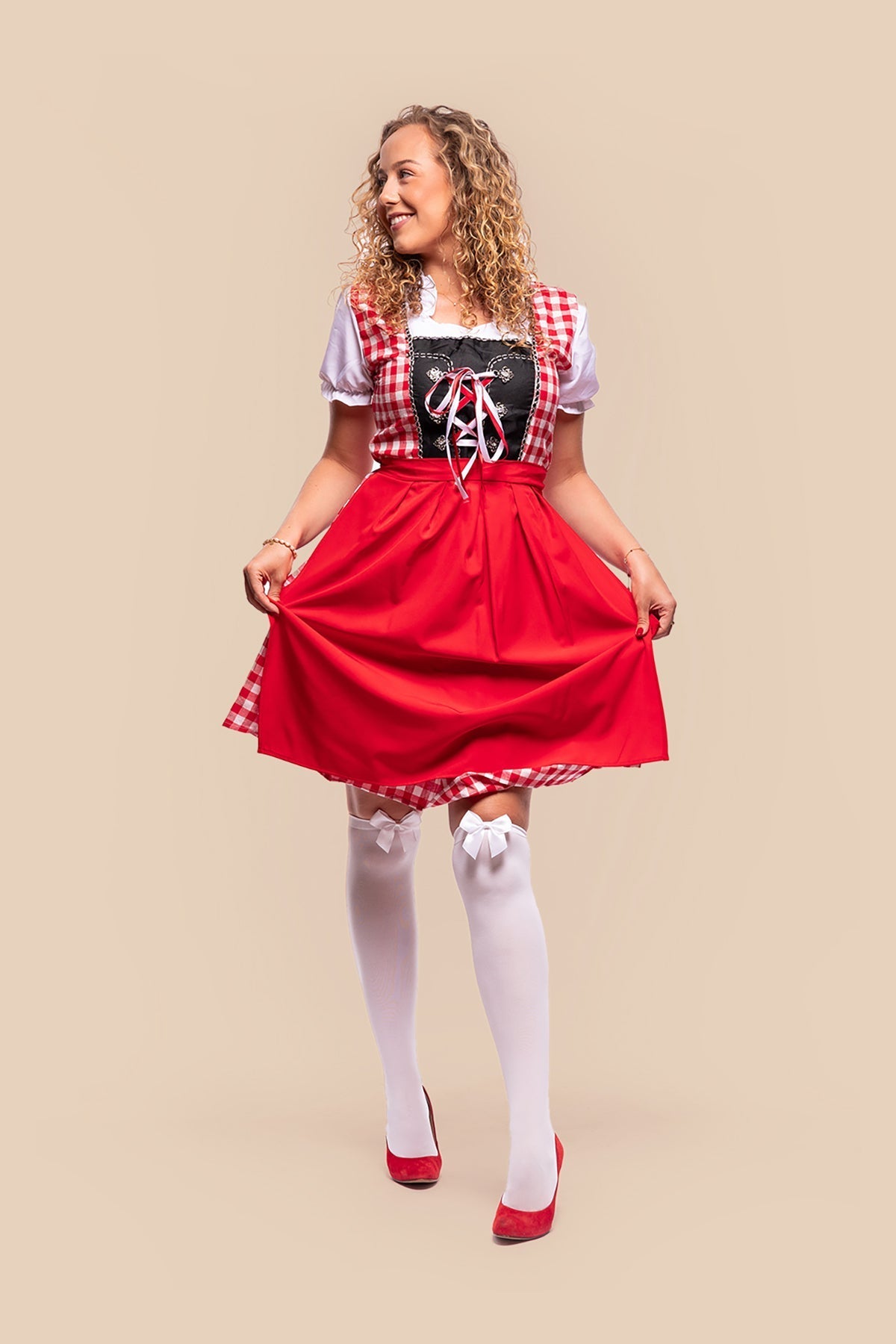 Rode dirndl Annabelle, detail van het borduurwerk