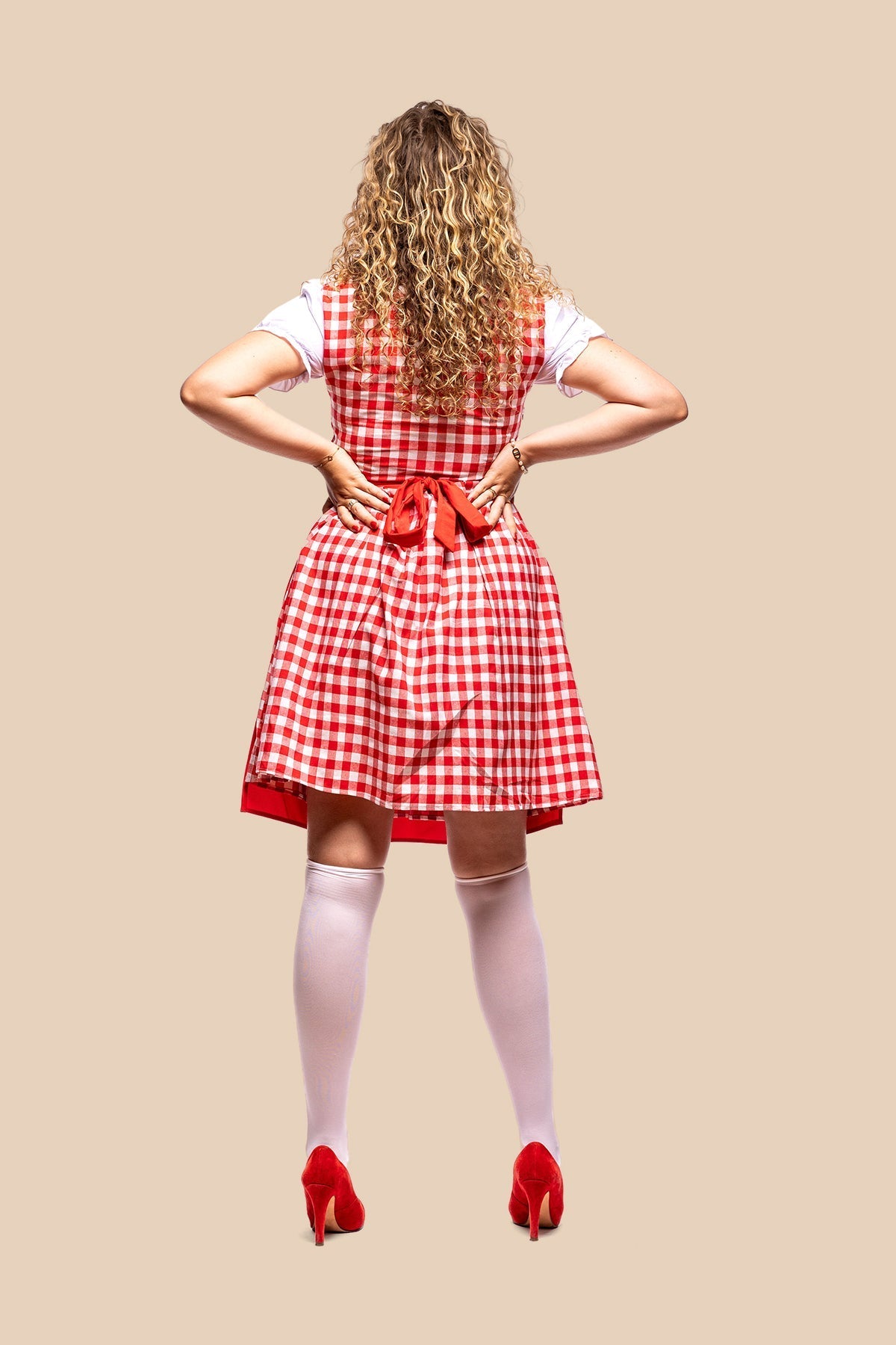 Rode dirndl Annabelle, gedragen op het Oktoberfest