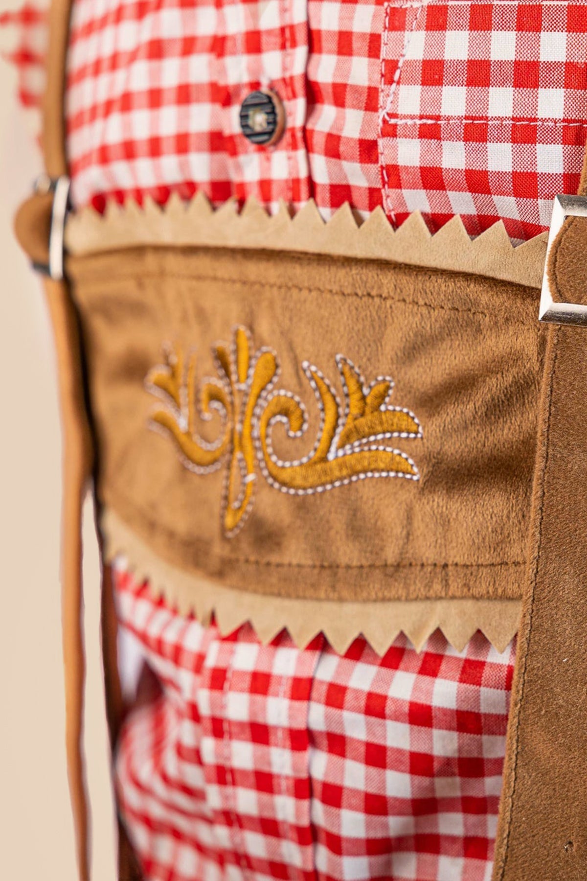 Lederhosen Daan, zijaanzicht met zak