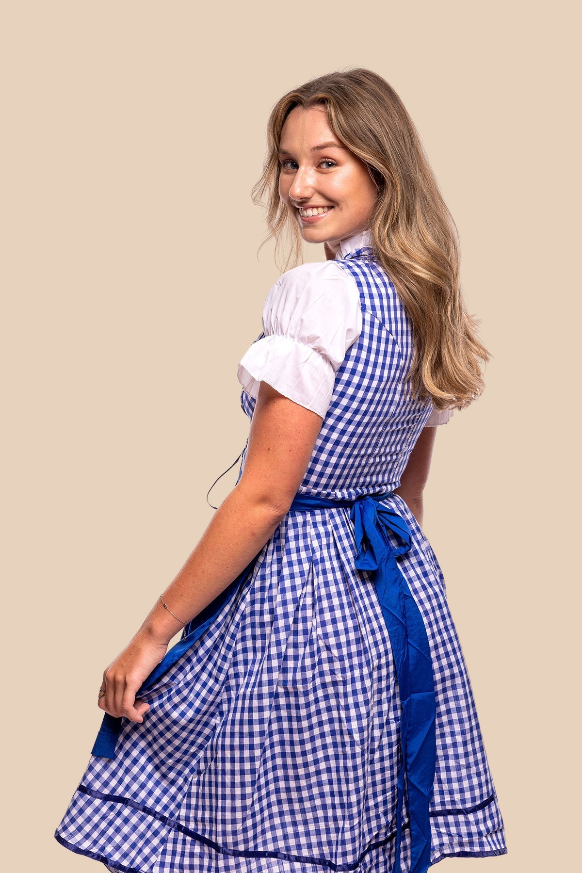 Blauwe dirndl Kristy, gedragen op het Oktoberfest