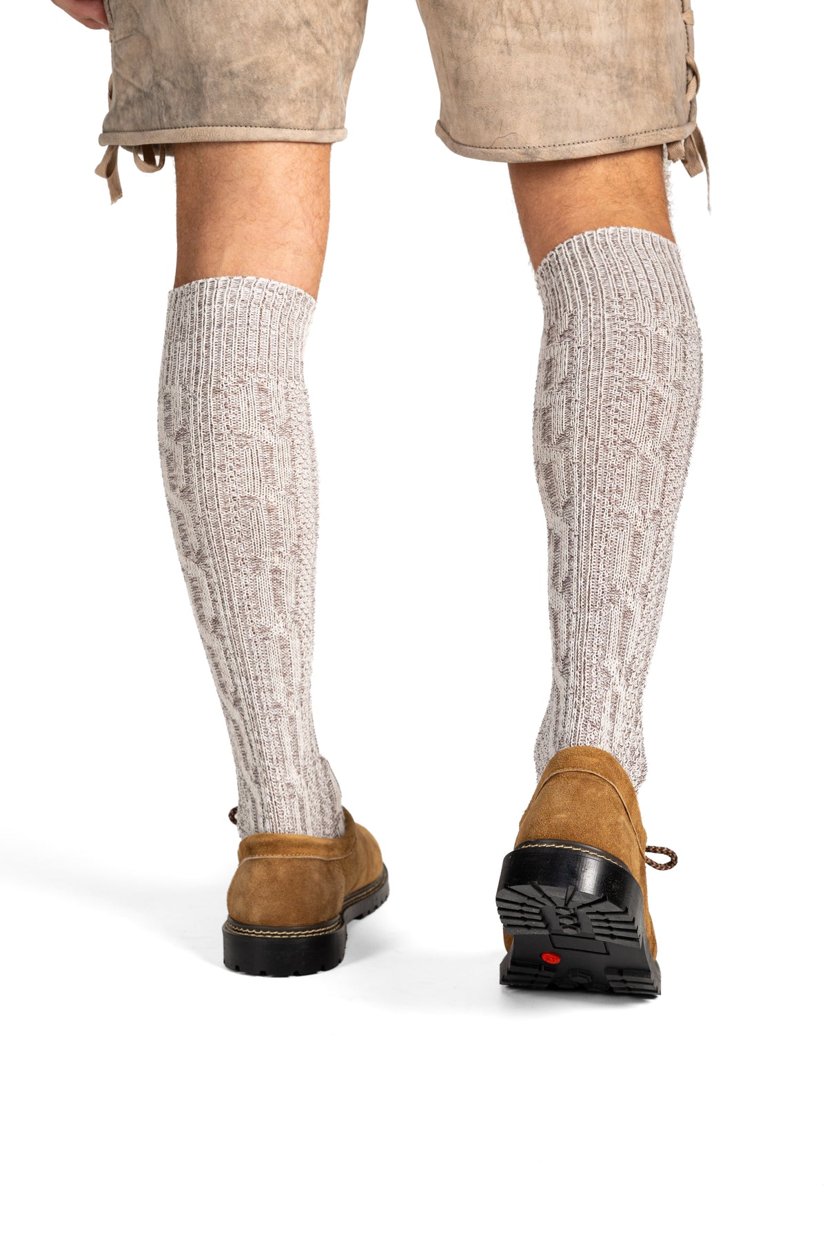 Trachtenschoenen heren gedragen bij kniekousen en lederhosen