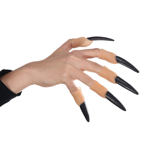 Latex heksenvingers met lange zwarte nagels over een hand