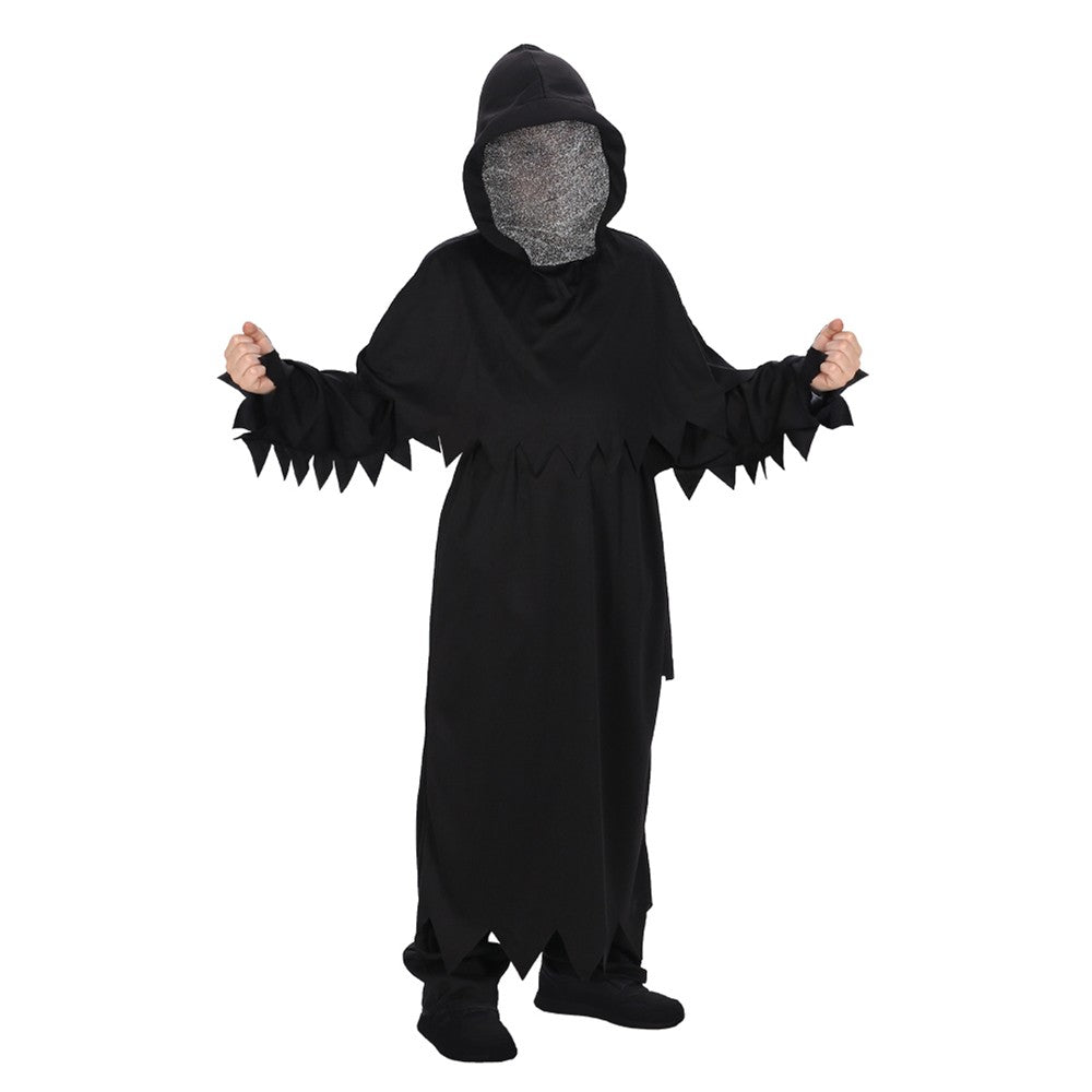 Kind in zwart spookkostuum met capuchon